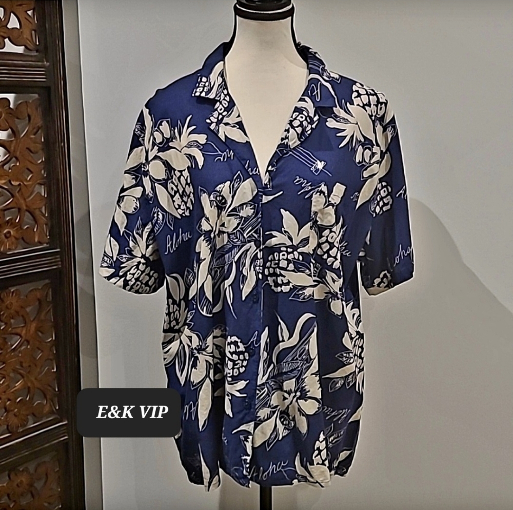 Vintage 70's Hilo Hattie Blue and White Floral Button-Up Shirt. XL